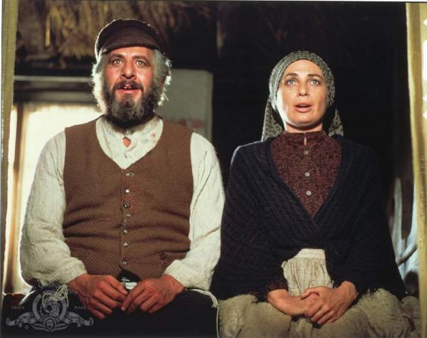 Кадр из фильма-мюзикла 1971 года «Скрипач на крыше» (Fiddler on the Roof). © 1971 Metro-Goldwyn-Mayer Studios Inc. Норма Крейн в роли Голде и Хаим Тополь в роли Тевье-молочника.