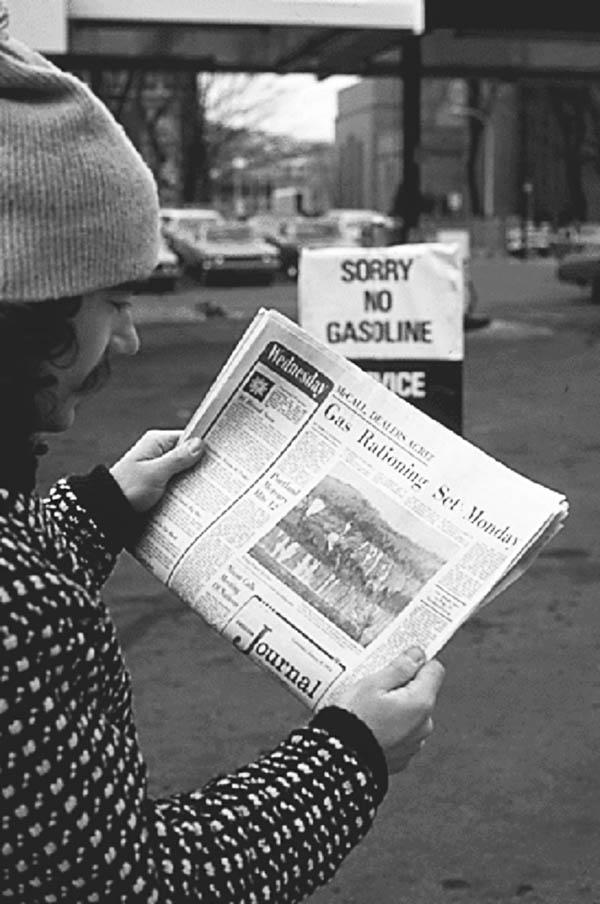 Октябрь 1973 года. Автомобилист приехал на бензозаправку, но бензина на ней нет. В газете он читает статью о введении ограничений на количество приобретаемого бензина ввиду эмбарго стран ОПЕК на поставку горючего в США. США тогда не ответило введением эмбарго на экспорт в эти страны своего продовольствия.   