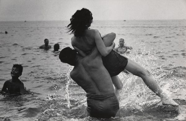 Гарри Виногранд. Кони-Айленд, Нью-Йорк. 1952 г.  © The Estate of Garry Winogrand © The Museum of Modern Art