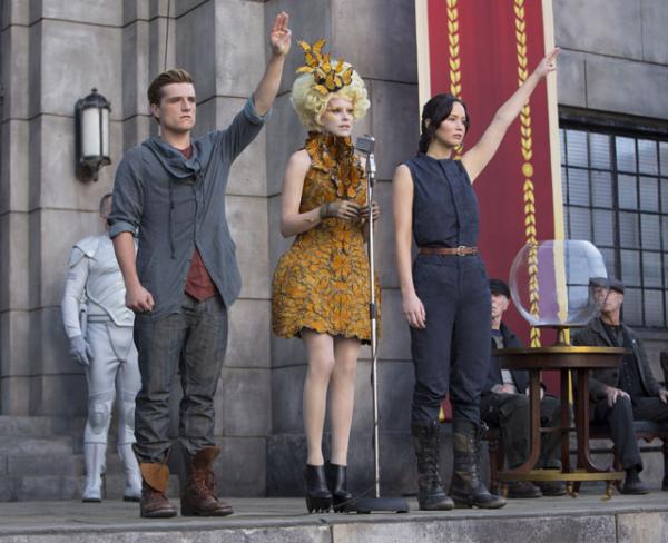 Кадр из фильма The Hunger Games: Catching Fire. Справа налево: Кэтнис Эвергрин (Дженнифер Лоренс), Эффи Трнкет (Элизабет Бэнкс) и Пита Меларк (Джош Хатчинсон). . Photo Credit: Murray Close / Lioonsgate